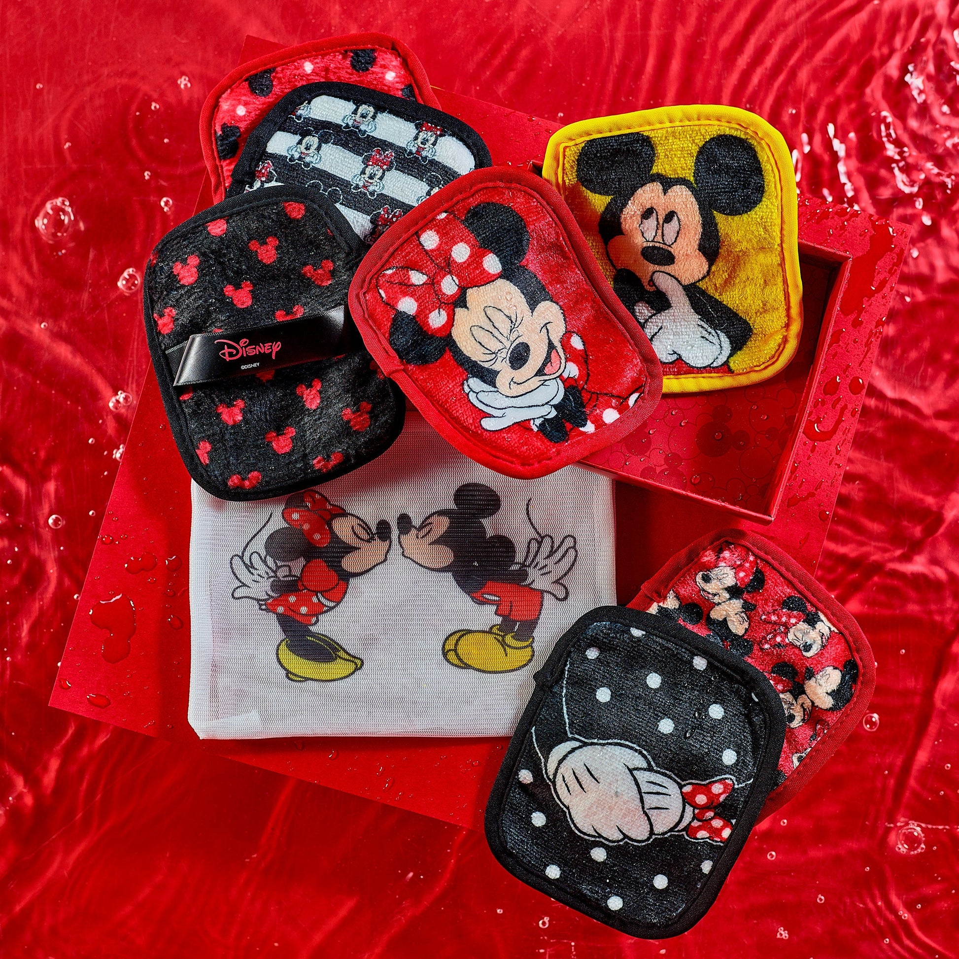 Mickey & Minnie 7-Day Set packaging next to laundry bag and cloths.
